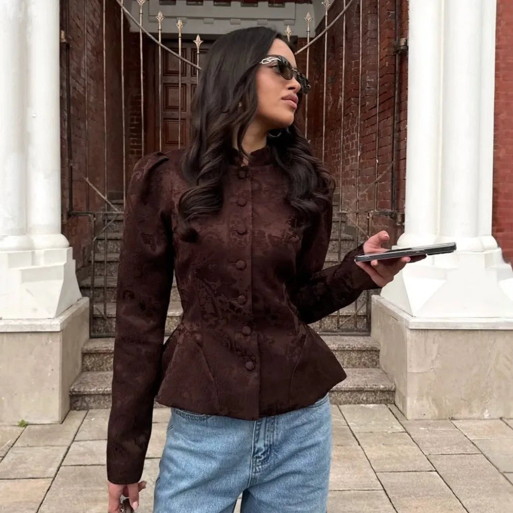 Chaqueta Valeria en marrón con vaqueros