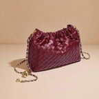 Bolso trenzado con cadena Olivia en borgoña