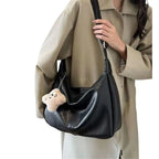 Bolso hobo Lena en negro llevado al hombro