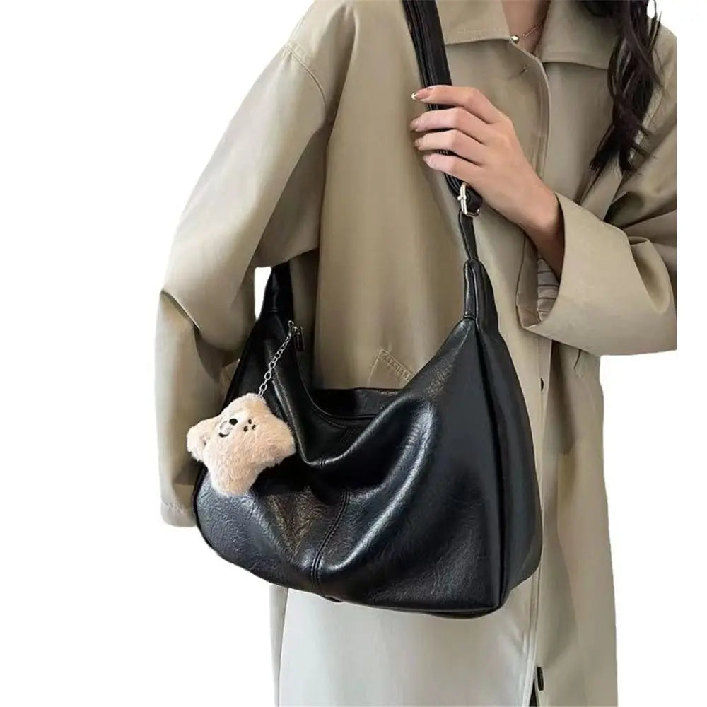 Bolso hobo Lena en negro llevado al hombro