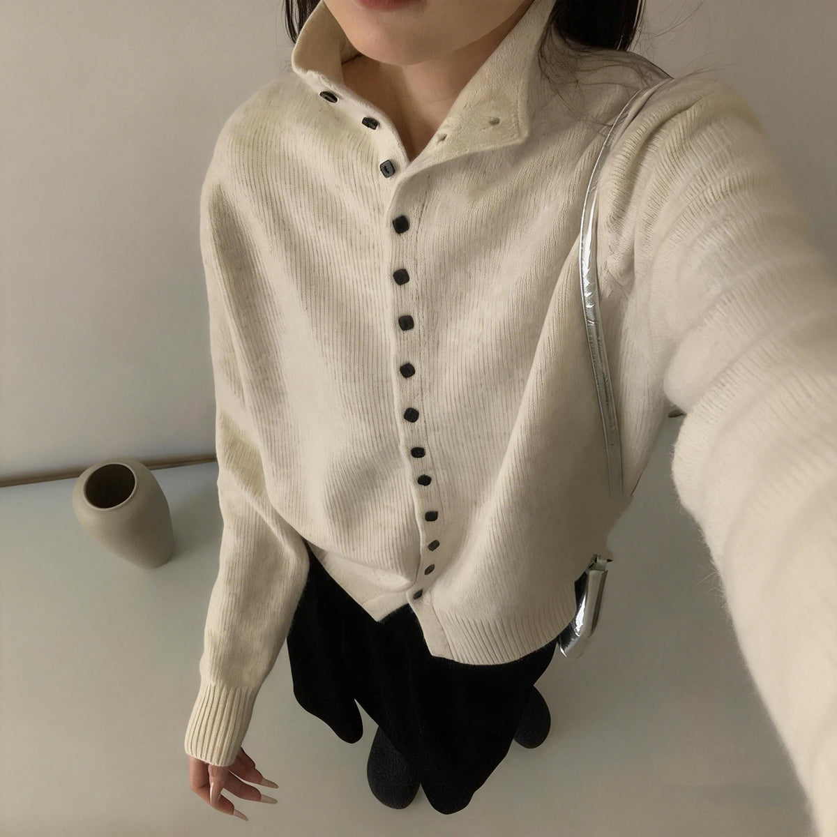 Jersey de cuello alto con botones Ingrid en color crudo