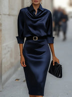 Vestido camisero de saten con cinturon Sofia en azul marino - Nordiva