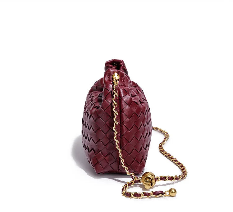 Bolso Olivia en borgoña de perfil, con la cadena extendida