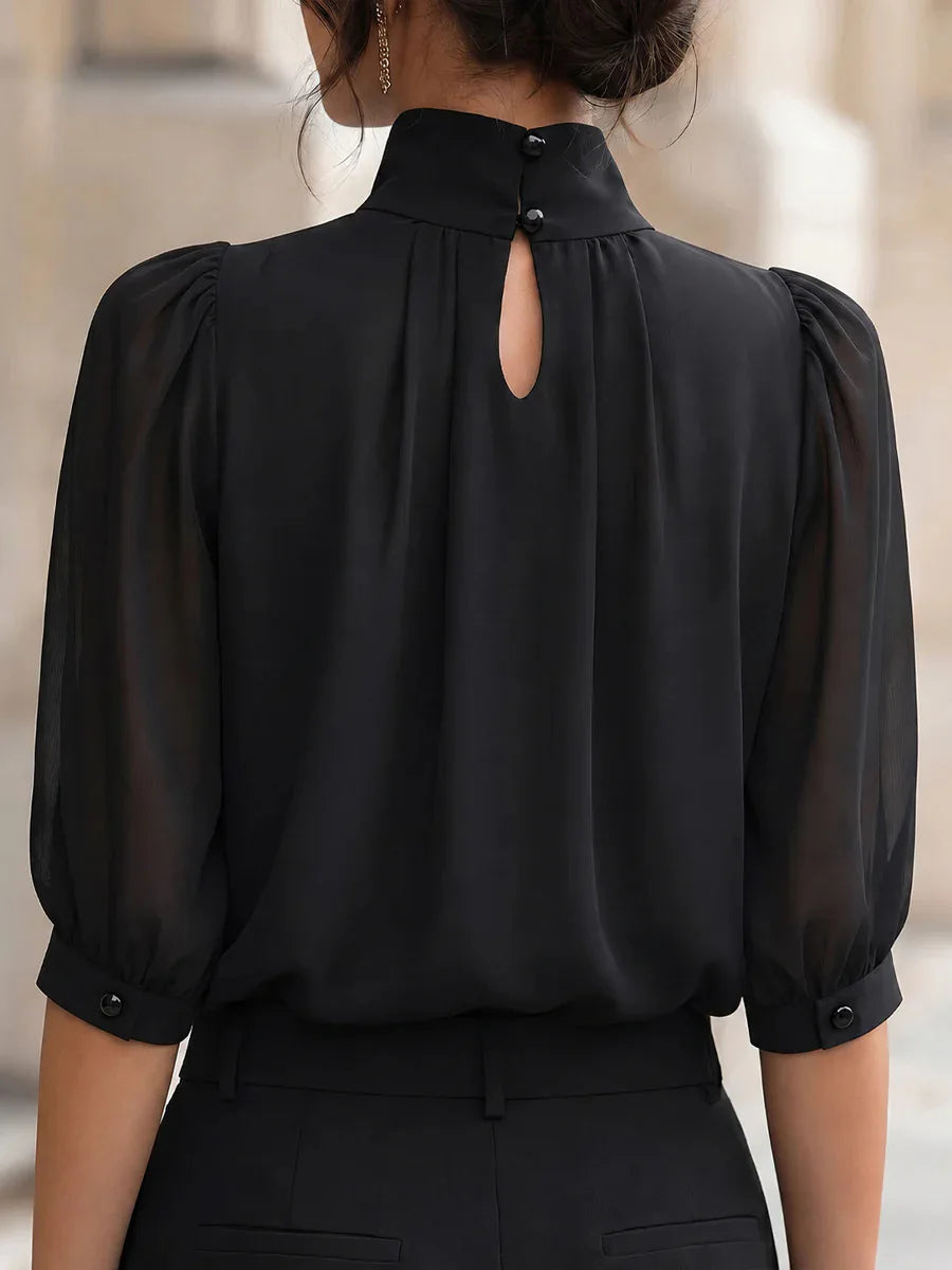 Espalda de la blusa Adela con abertura de gota y botón
