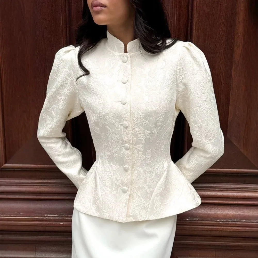 Chaqueta Valeria en crudo, cintura entallada y peplum