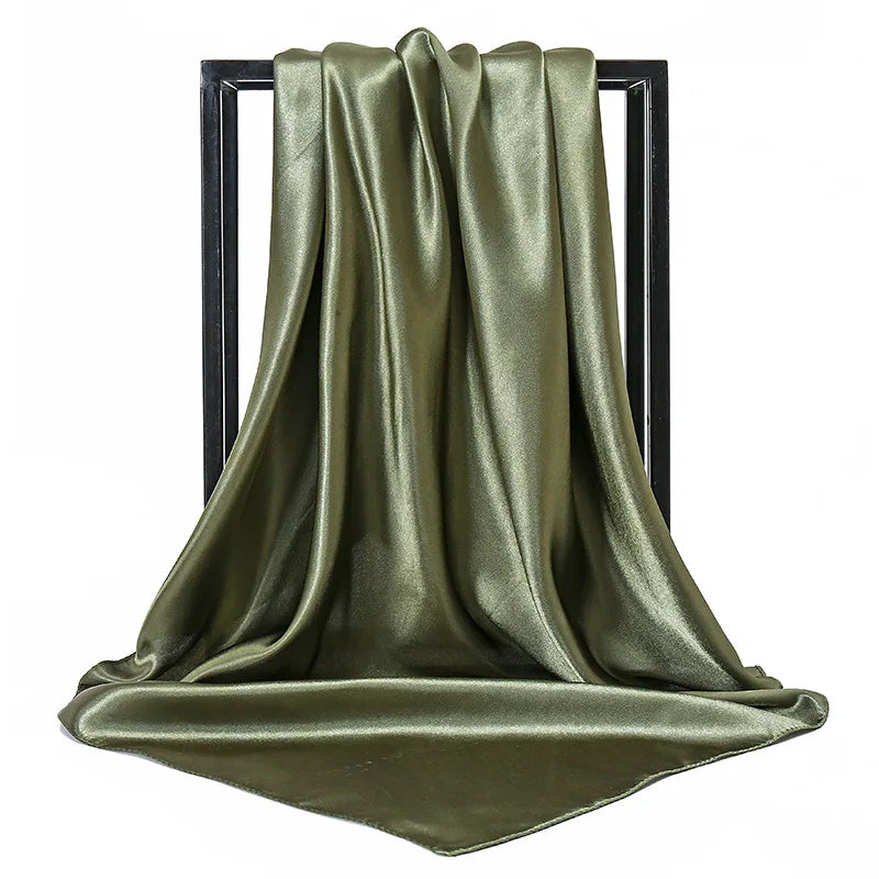 Pañuelo cuadrado de satén Elsa en verde oliva