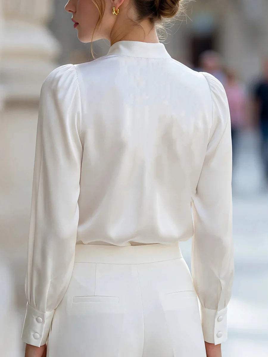 Espalda de la blusa Greta en blanco y puño abotonado