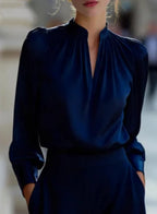 Blusa Greta en azul marino, vista frontal