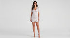Aurelie Floral Bodycon Dress - modelo con vestido blanco floral ajustado