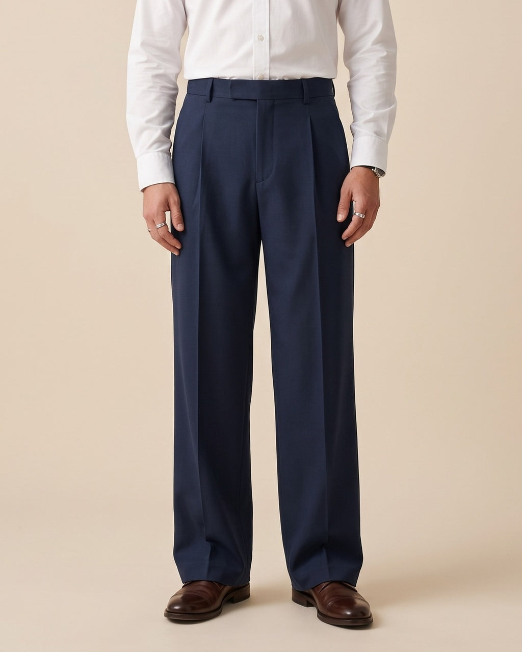 Pantalón de vestir de pinzas azul marino con camisa blanca