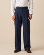 Pantalón de vestir de pinzas azul marino con camisa blanca