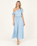 Vestido largo de hombros descubiertos Celeste - vestido azul claro con lunares blancos, escote asimétrico con lazos, sobre modelo