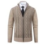 Detalle del tejido trenzado de la chaqueta beige