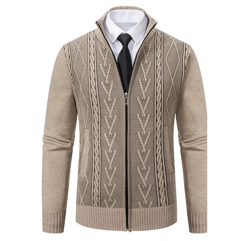 Detalle del tejido trenzado de la chaqueta beige
