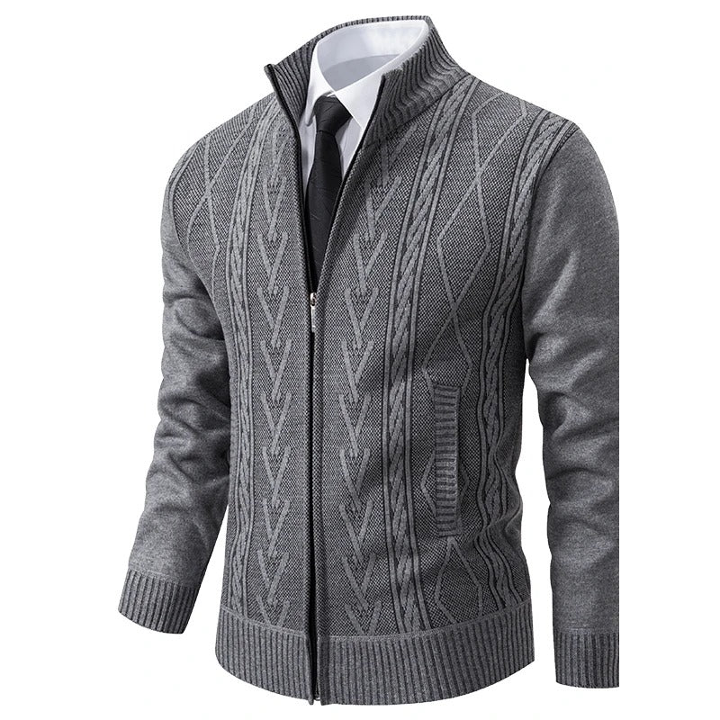 Detalle del cuello alzado y la cremallera en gris