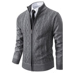 Detalle del cuello alzado y la cremallera en gris