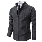 Chaqueta de punto trenzado gris oscuro, vista de tres cuartos