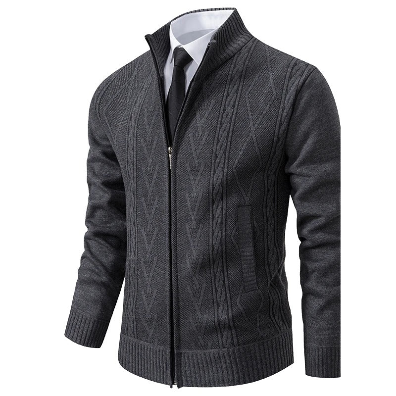 Chaqueta de punto trenzado gris oscuro, vista de tres cuartos