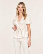 Blusa de satén y encaje Clara, vista de tres cuartos