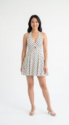 Colette French Halter Dress - modelo con vestido blanco de lunares y escote halter