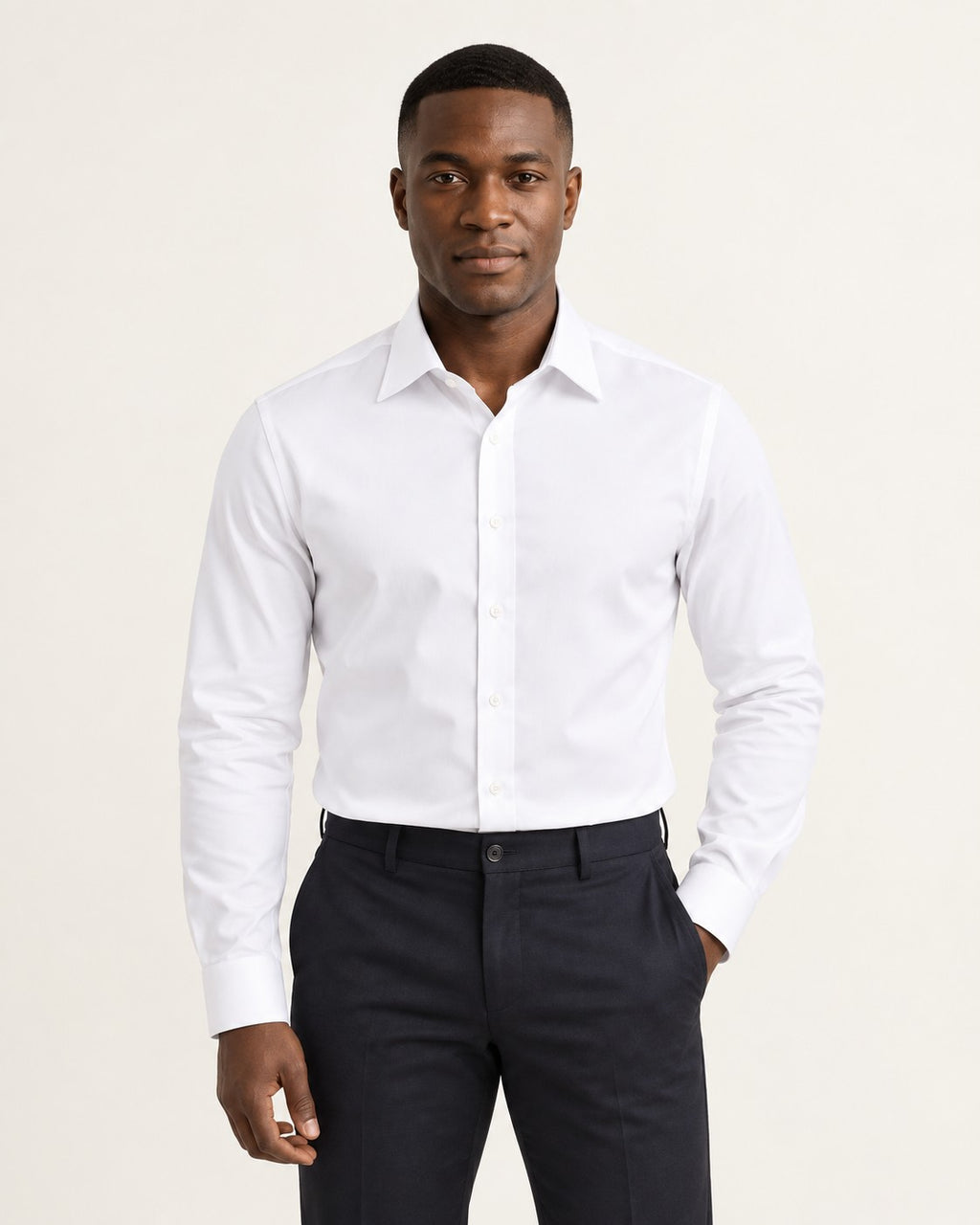 Modelo con la camisa elástica de oficina Emil en blanco