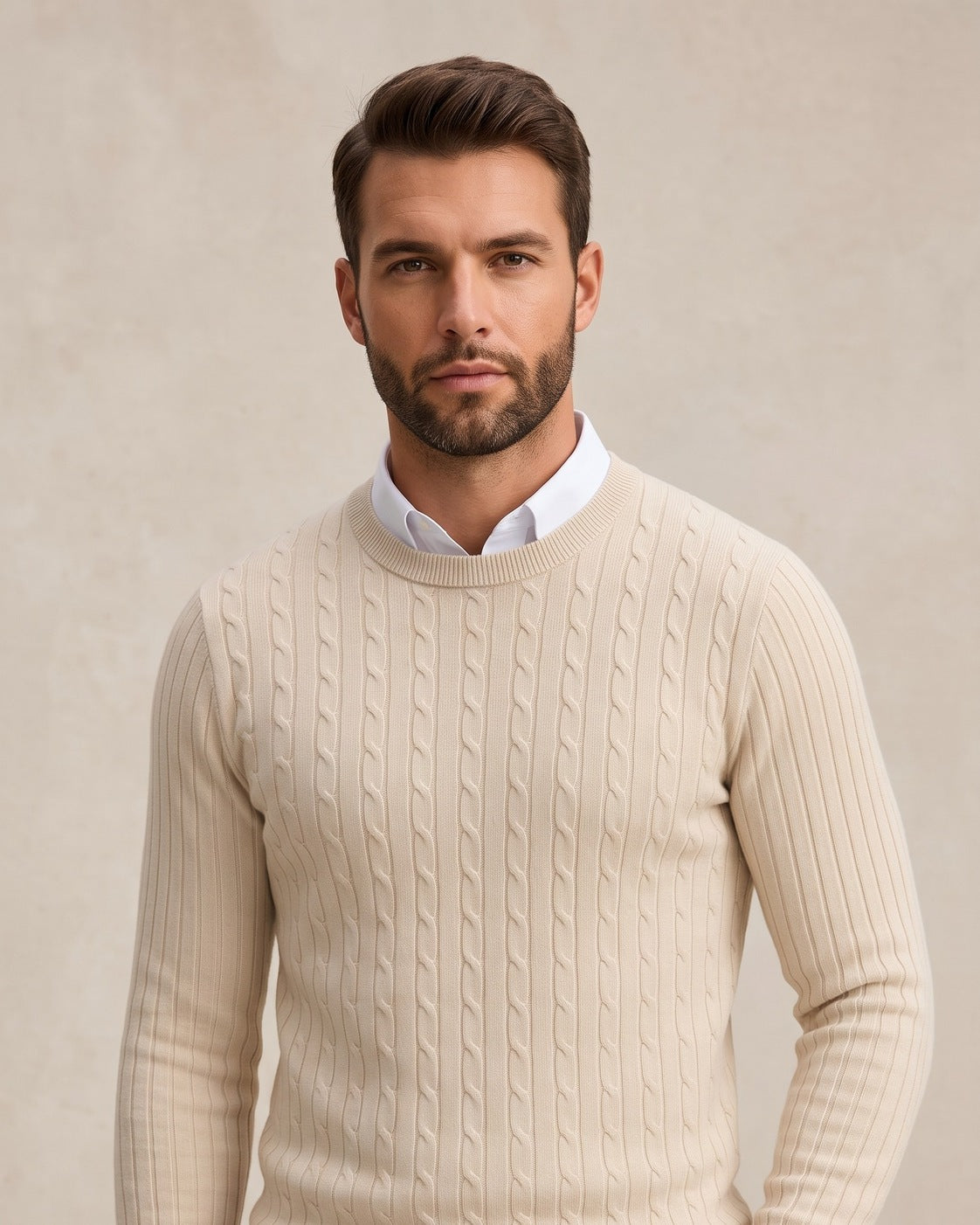 Hombre con jersey de punto trenzado crudo sobre camisa blanca