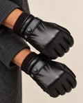 Modelo con los guantes táctiles de piel sintética Gael en negro