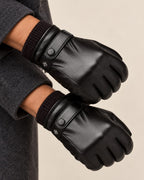 Modelo con los guantes táctiles de piel sintética Gael en negro