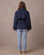 Gabardina de solapa ancha con cinturón Emma, otra vista - Azul marino