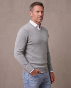 Jersey de cuello de pico Andrés, vista de tres cuartos - Gris claro
