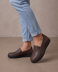 Zapato cómodo de piel sintética Pilar, vista lateral - Marrón