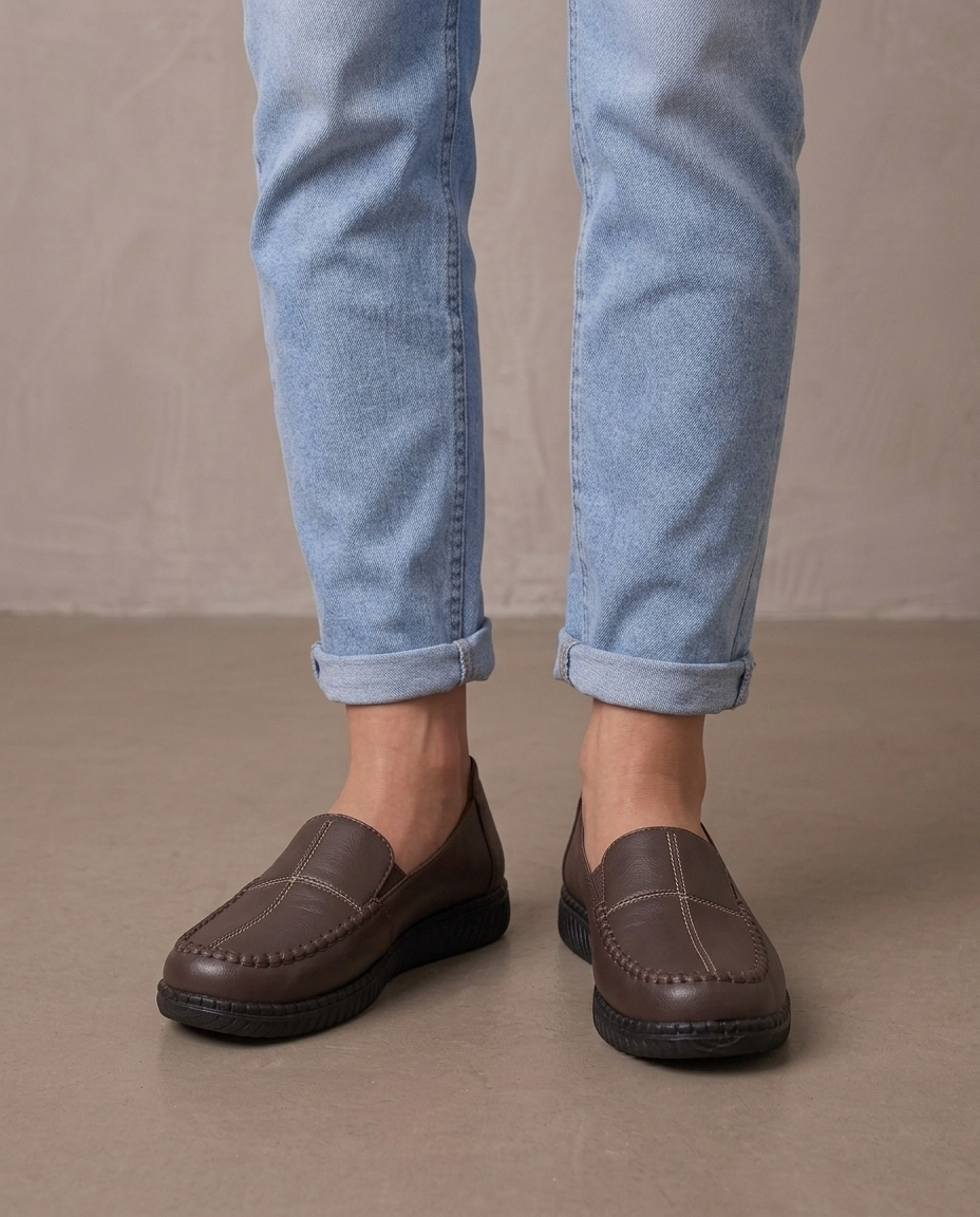 Zapato cómodo de piel sintética Pilar, vista de frente - Marrón