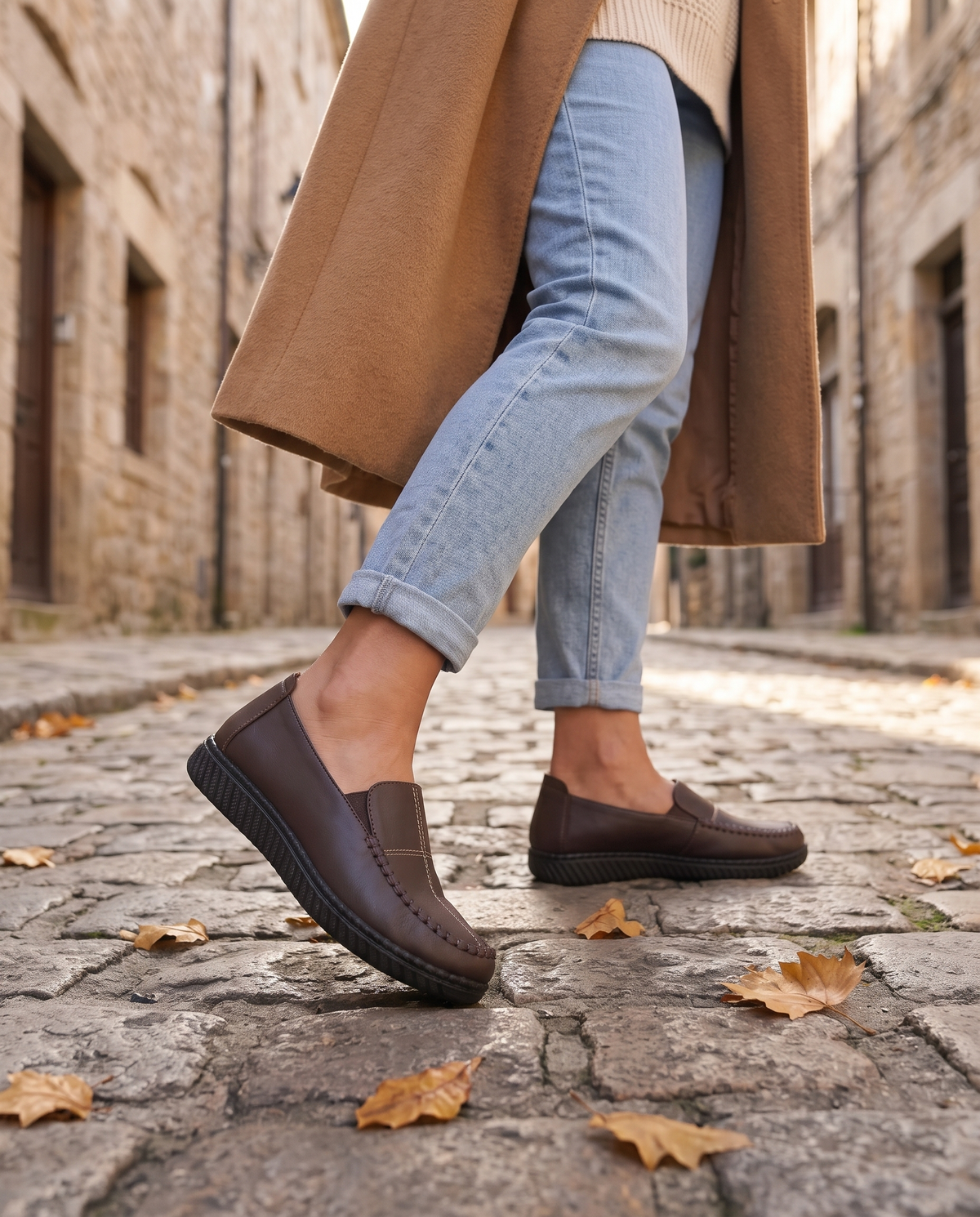 Zapato cómodo de piel sintética Pilar, puesto en la calle - Marrón