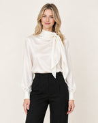 Blusa de saten con lazada al cuello Ines - Nordiva