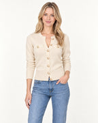 Cárdigan de botones dorados Lea en beige claro, sobre modelo