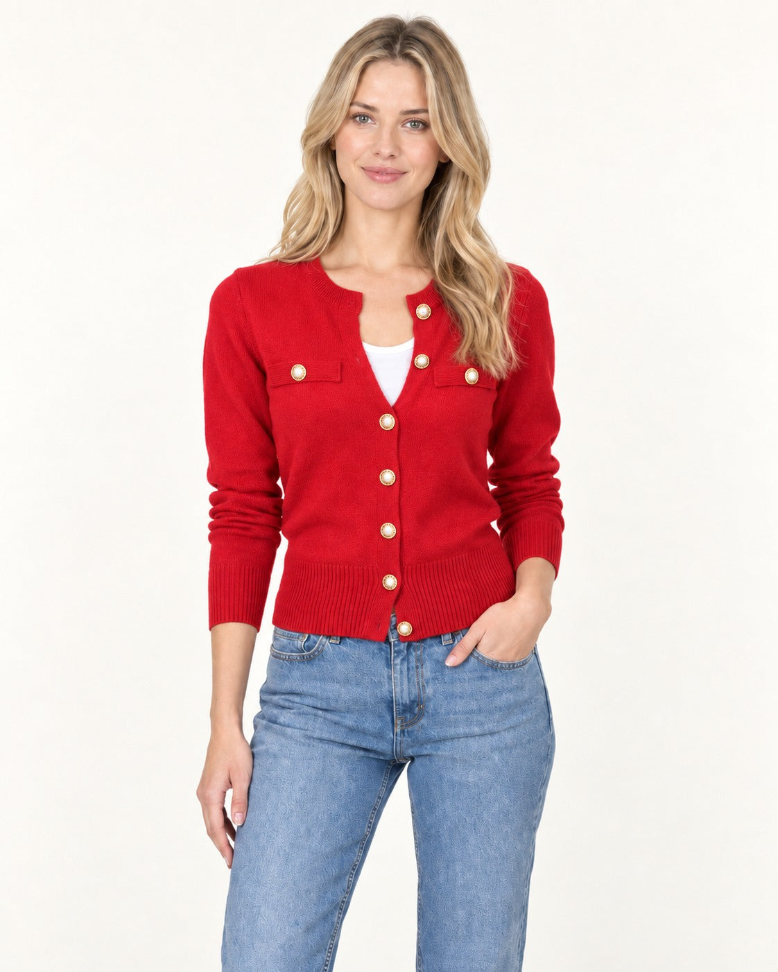 Modelo con cardigan rojo de botones dorados Lea