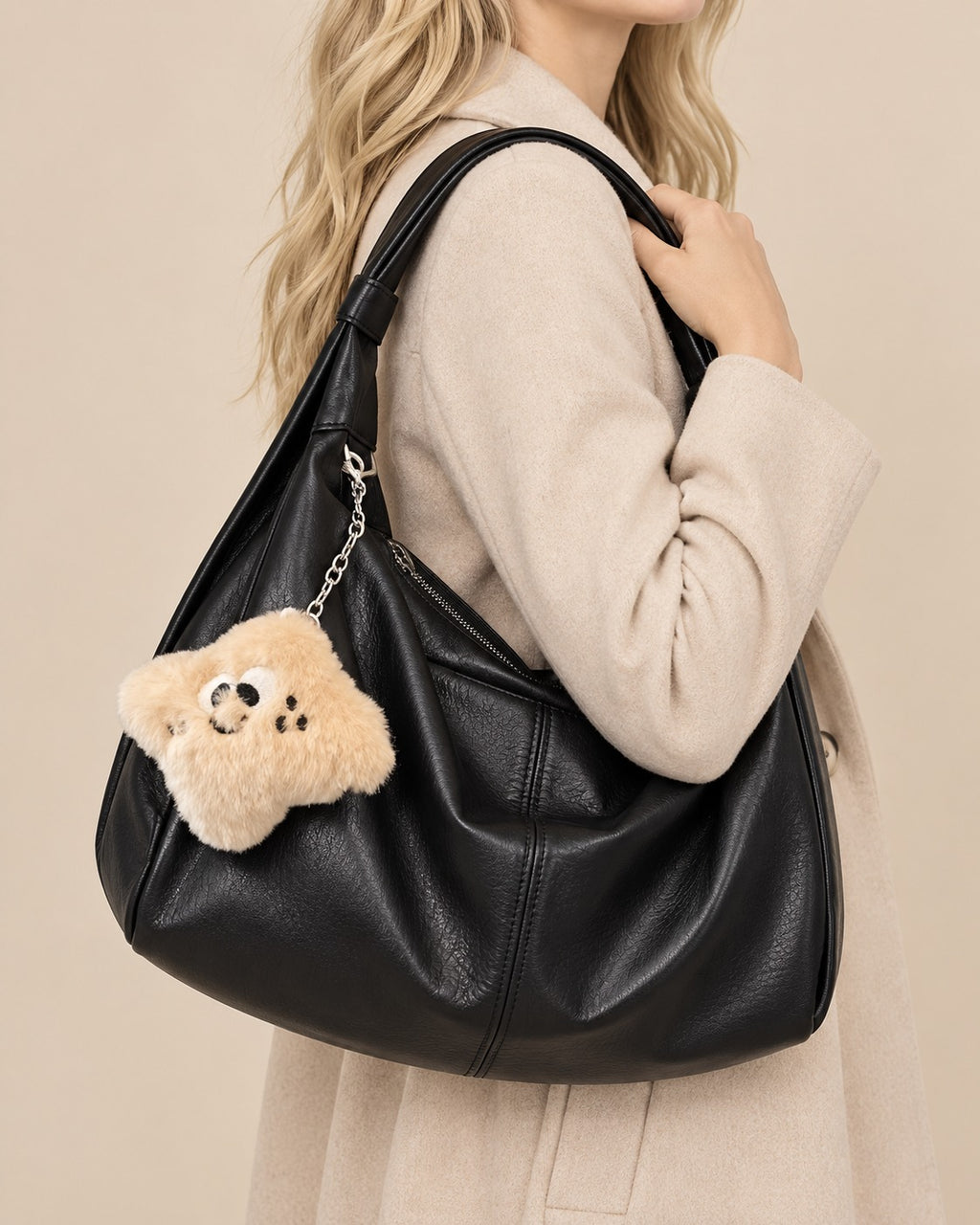 Modelo con el bolso hobo de hombro Lena en negro