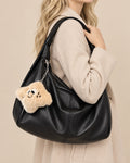 Modelo con el bolso hobo de hombro Lena en negro