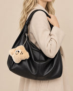 Modelo con el bolso hobo de hombro Lena en negro