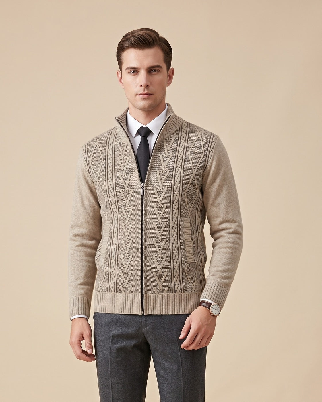 Hombre con chaqueta de punto trenzado beige, camisa blanca y corbata