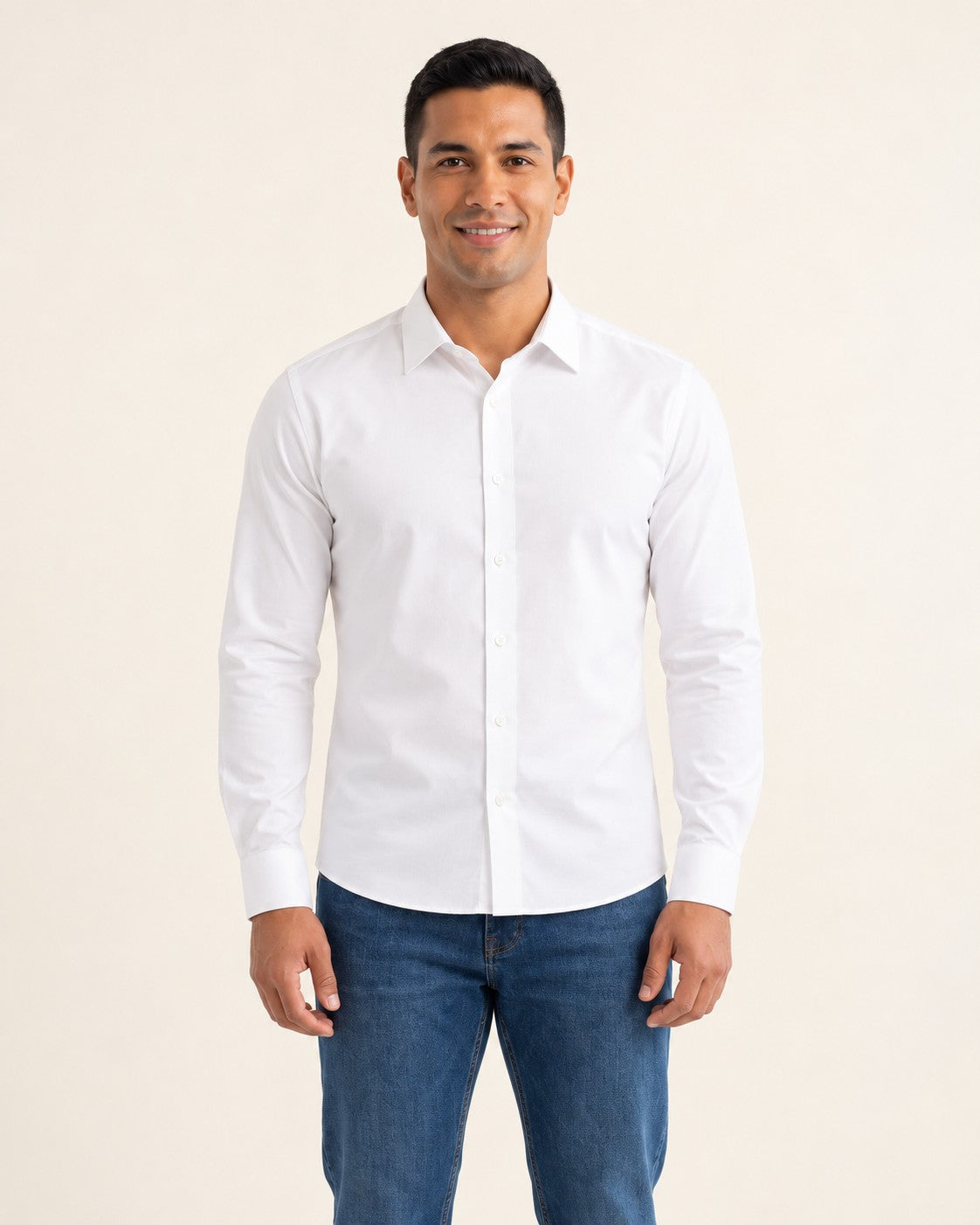 Modelo con la camisa de vestir sin planchar Nolan en blanco