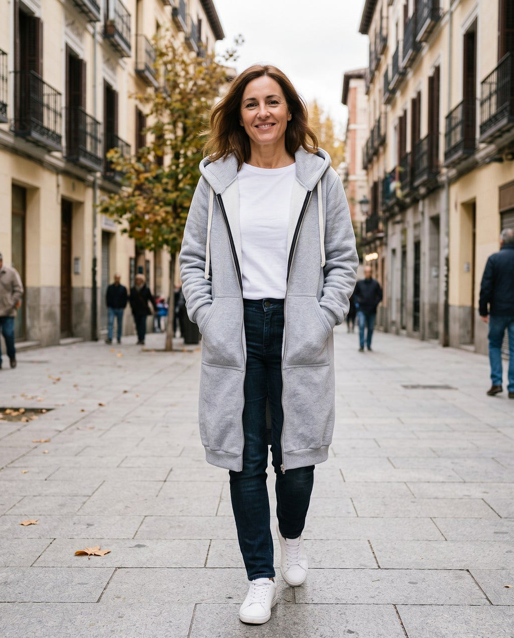 Abrigo sudadera largo con capucha Olivia gris puesto