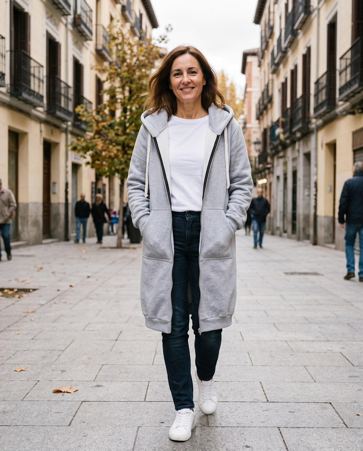 Abrigo sudadera largo con capucha Olivia gris puesto