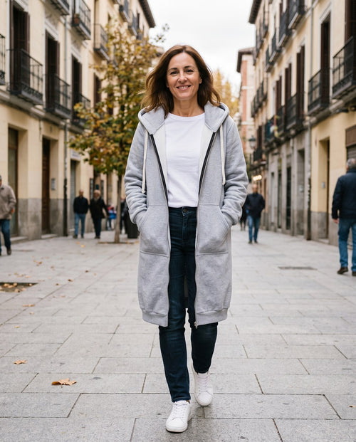 Abrigo sudadera largo con capucha Olivia gris puesto
