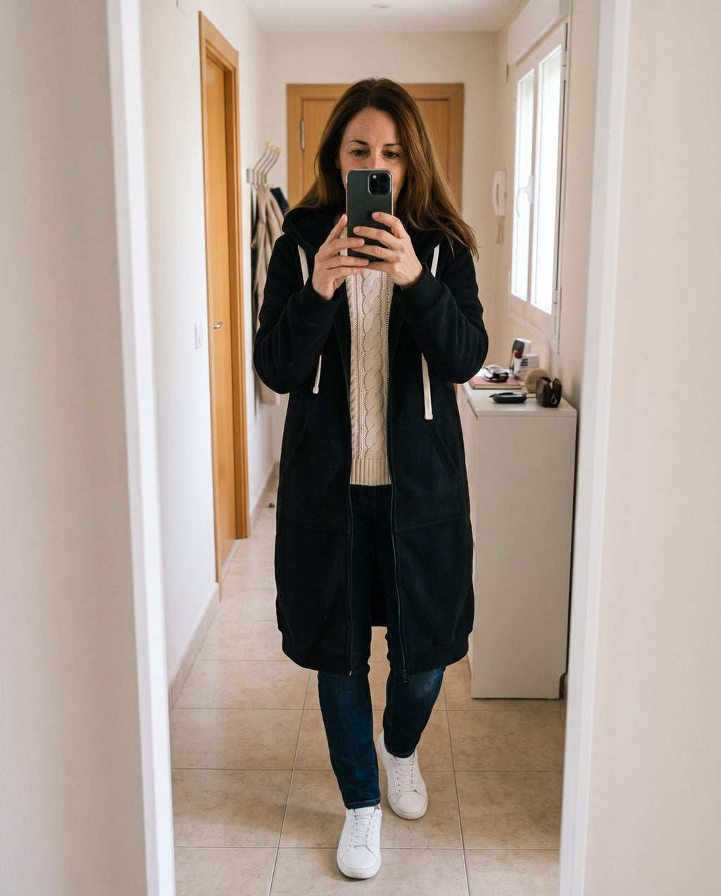 Abrigo sudadera largo con capucha Olivia negro puesto