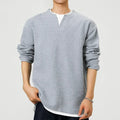 Camiseta de gofre Teo en gris, vista de frente con modelo