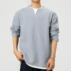 Camiseta de gofre Teo en gris, vista de frente con modelo