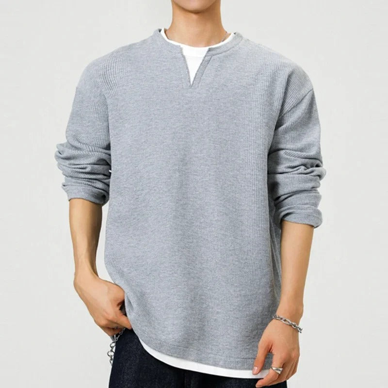Camiseta de gofre Teo en gris, vista de frente con modelo