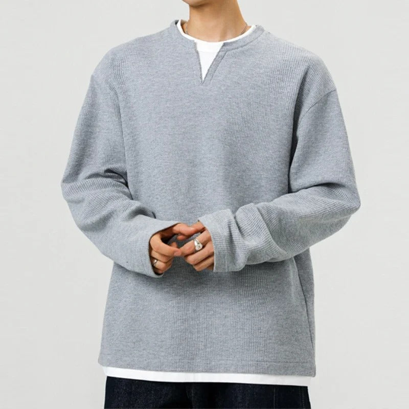 Detalle del cuello con muesca de la camiseta Teo en gris
