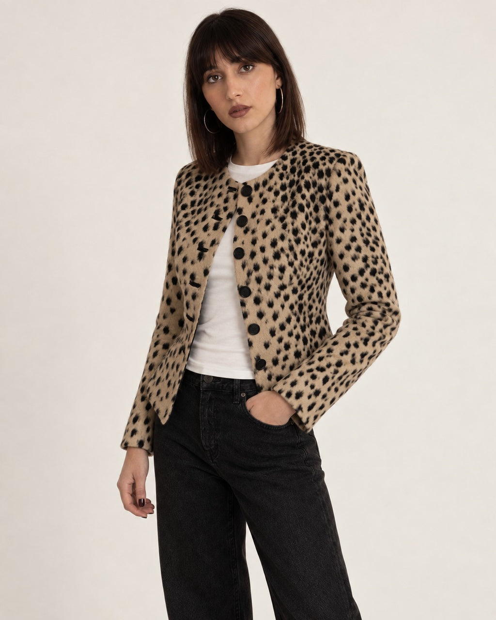 Modelo con chaqueta corta de leopardo Zoe, vista de tres cuartos